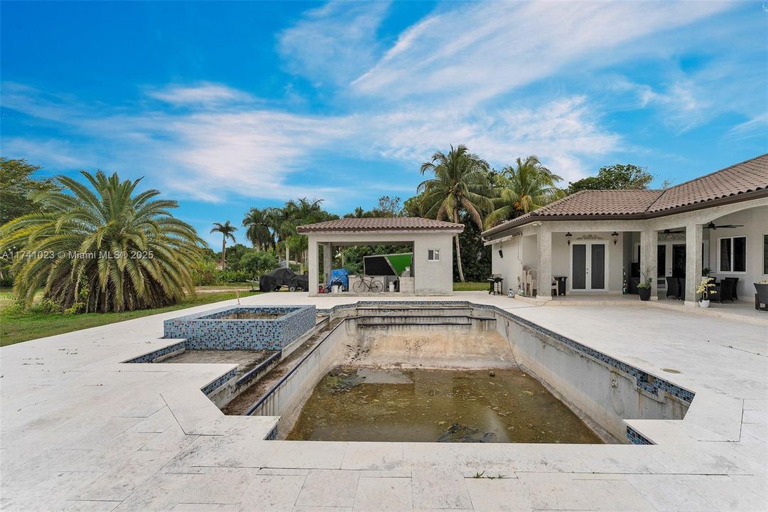 最近售出: $2,275,000 (6 贝兹, 4 浴室, 3852 平方英尺)