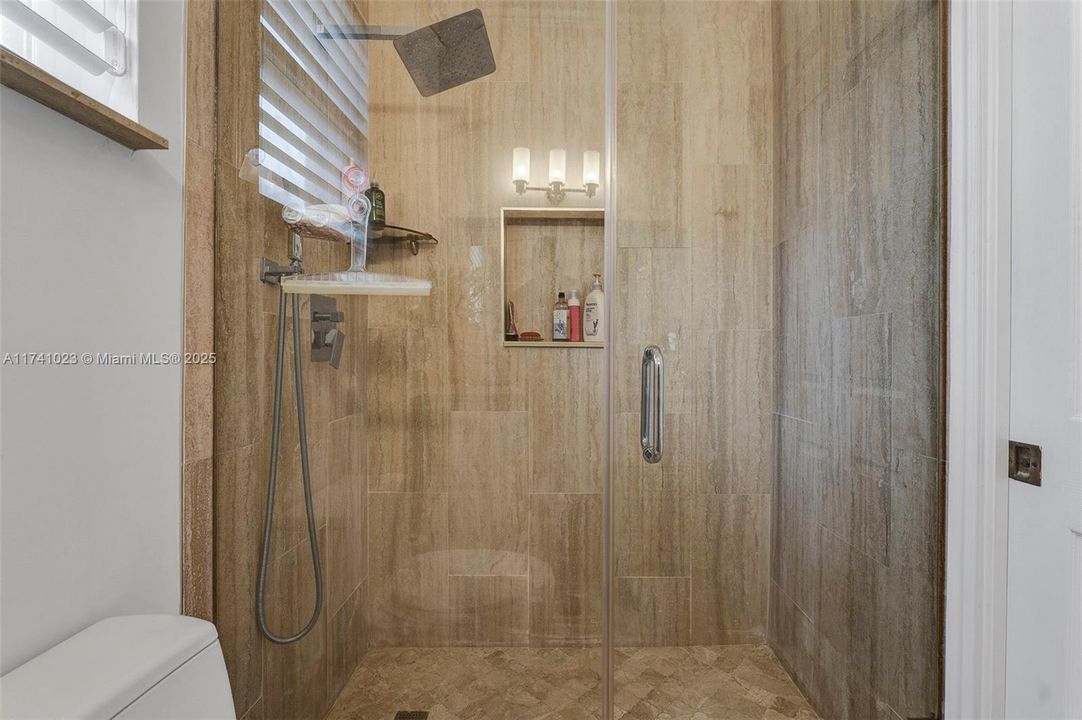 最近售出: $2,275,000 (6 贝兹, 4 浴室, 3852 平方英尺)