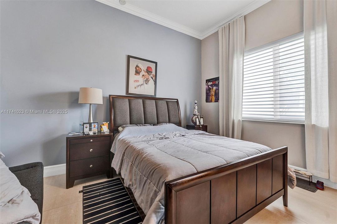 最近售出: $2,275,000 (6 贝兹, 4 浴室, 3852 平方英尺)