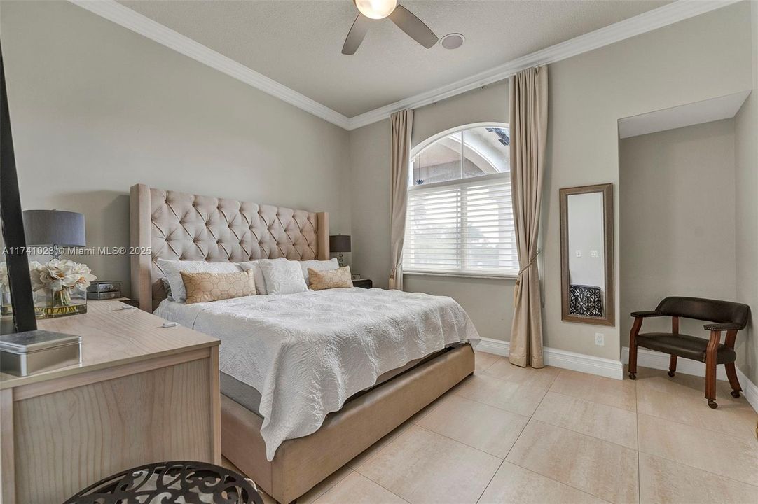 最近售出: $2,275,000 (6 贝兹, 4 浴室, 3852 平方英尺)