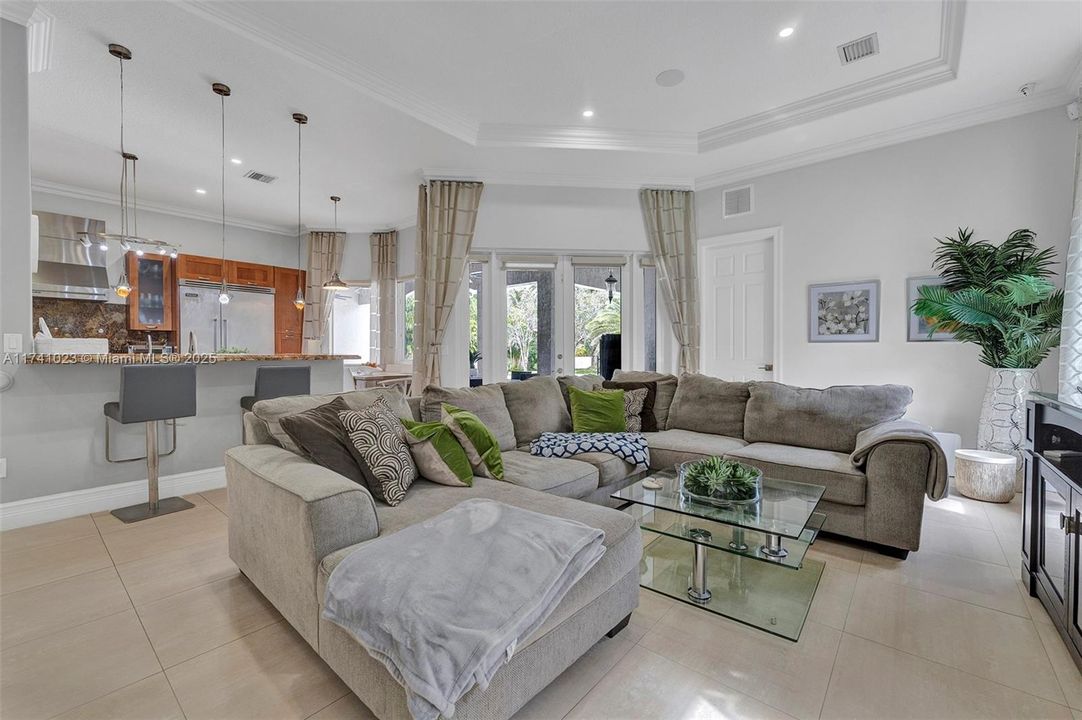 最近售出: $2,275,000 (6 贝兹, 4 浴室, 3852 平方英尺)