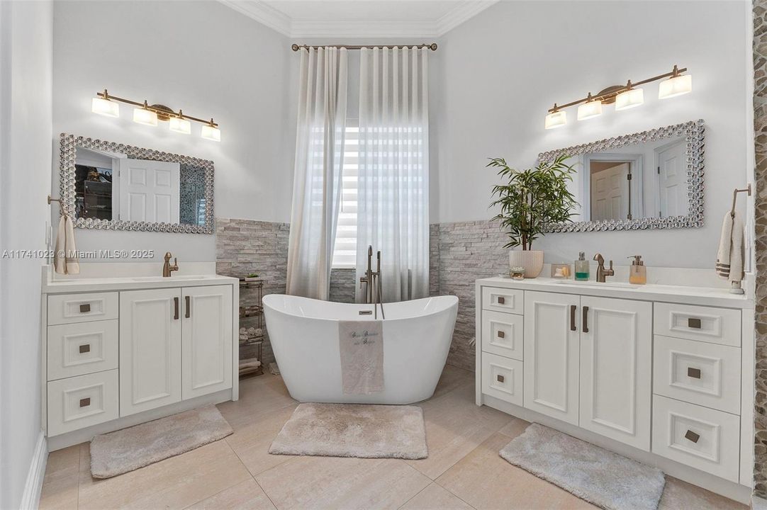 最近售出: $2,275,000 (6 贝兹, 4 浴室, 3852 平方英尺)