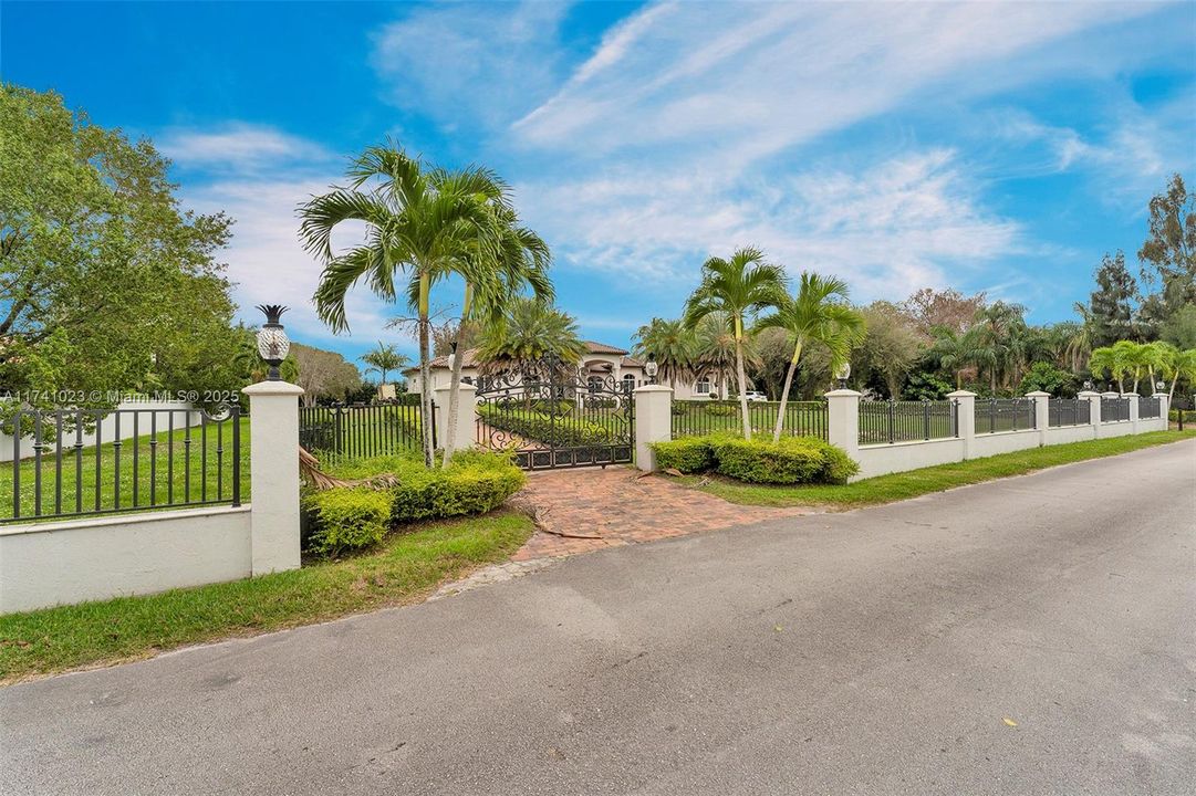 最近售出: $2,275,000 (6 贝兹, 4 浴室, 3852 平方英尺)