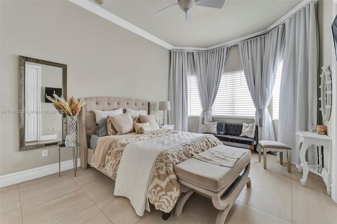 最近售出: $2,275,000 (6 贝兹, 4 浴室, 3852 平方英尺)