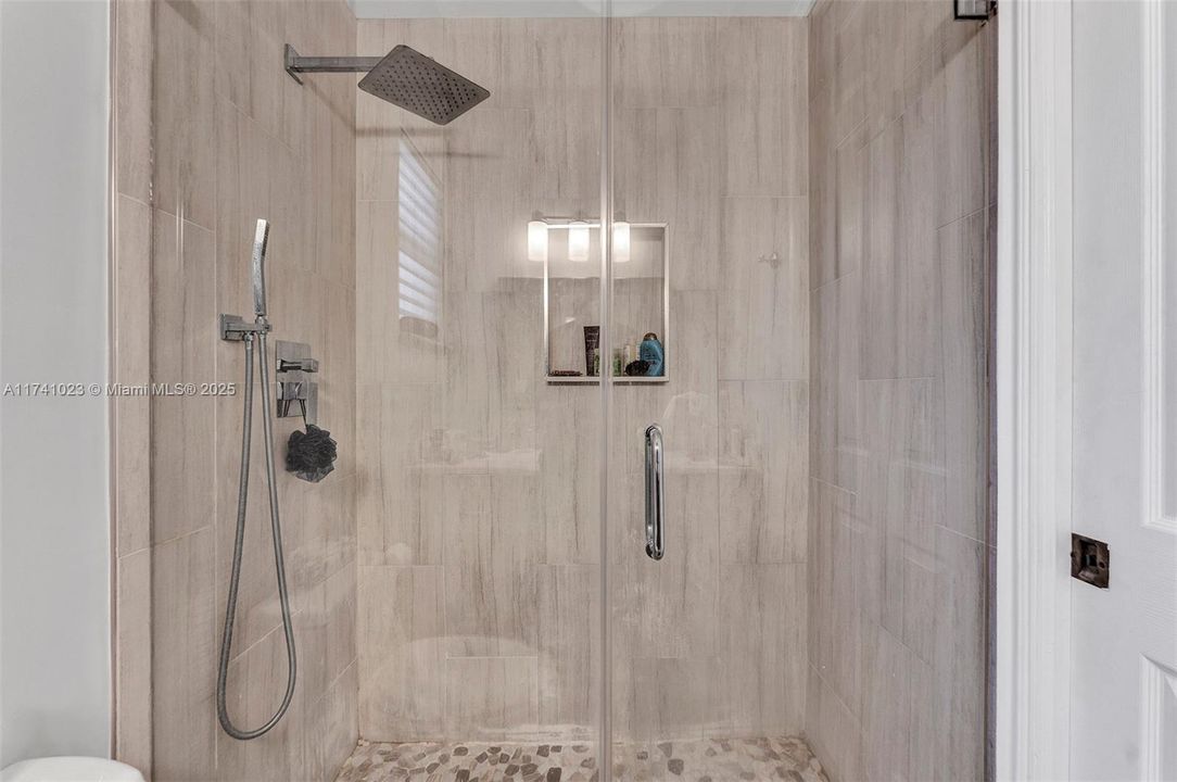 最近售出: $2,275,000 (6 贝兹, 4 浴室, 3852 平方英尺)