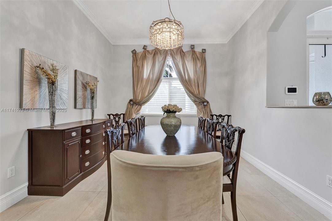 最近售出: $2,275,000 (6 贝兹, 4 浴室, 3852 平方英尺)