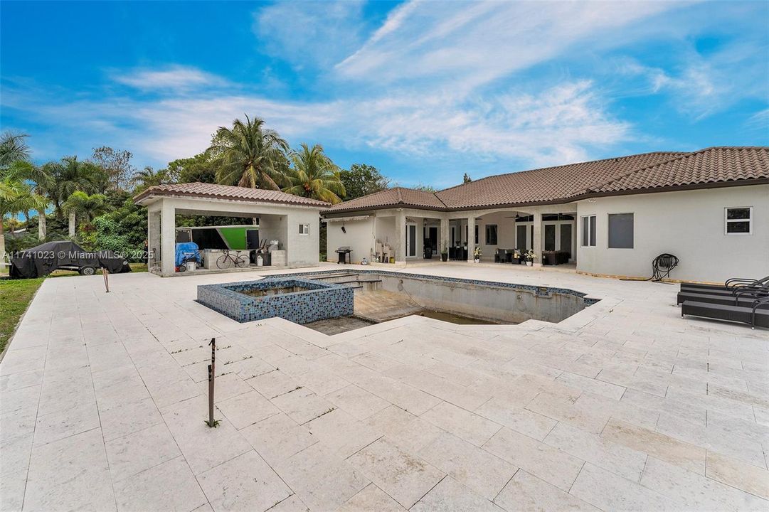 最近售出: $2,275,000 (6 贝兹, 4 浴室, 3852 平方英尺)