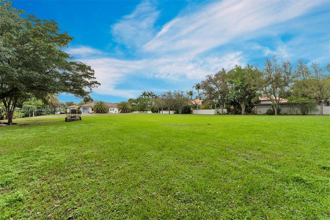 最近售出: $2,275,000 (6 贝兹, 4 浴室, 3852 平方英尺)