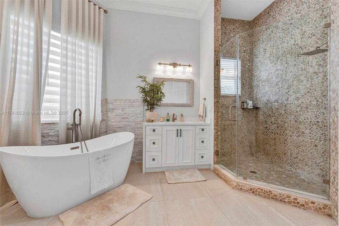 最近售出: $2,275,000 (6 贝兹, 4 浴室, 3852 平方英尺)