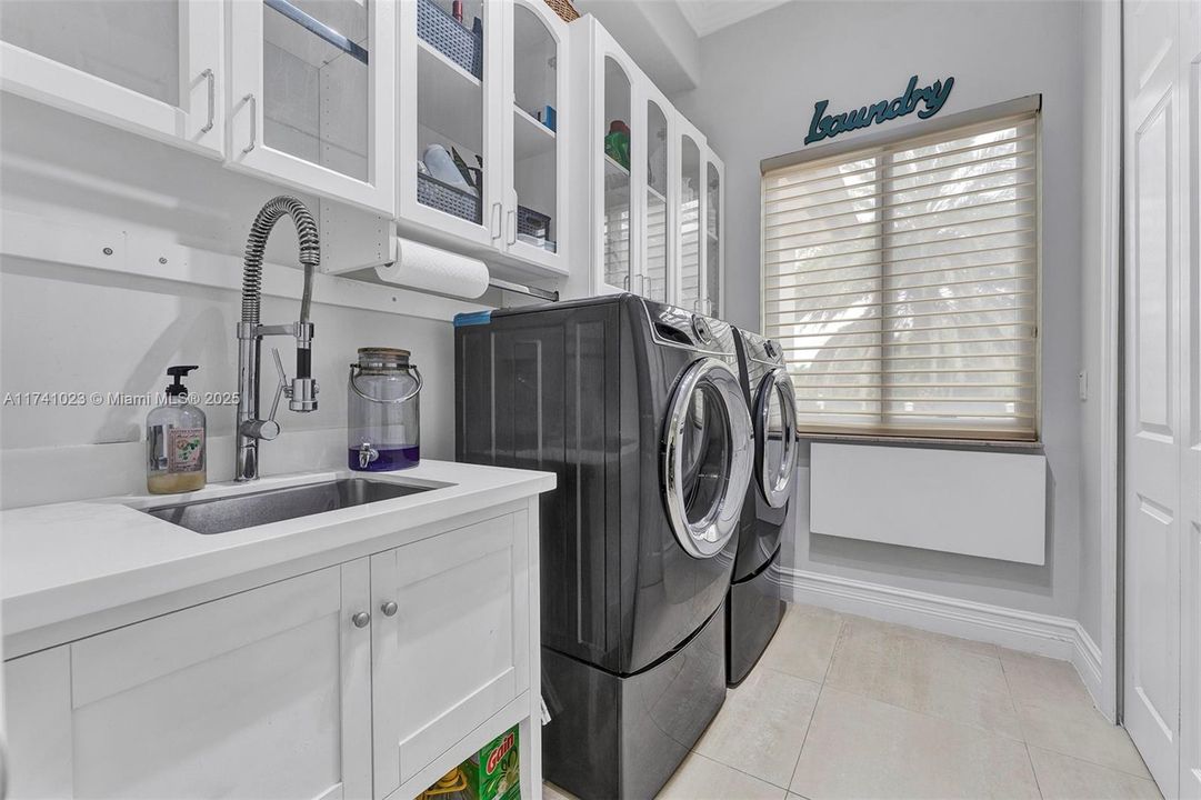 最近售出: $2,275,000 (6 贝兹, 4 浴室, 3852 平方英尺)