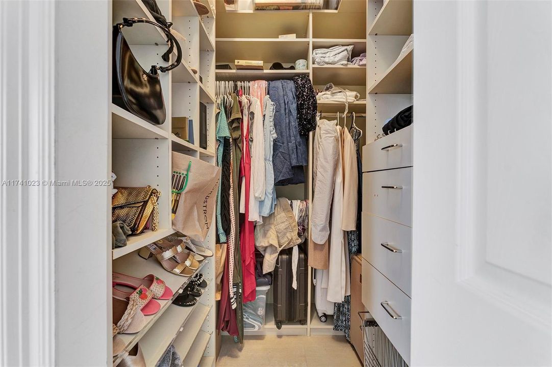 最近售出: $2,275,000 (6 贝兹, 4 浴室, 3852 平方英尺)