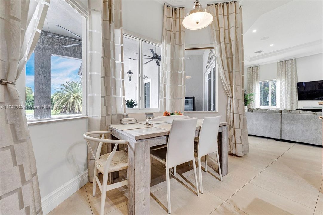 最近售出: $2,275,000 (6 贝兹, 4 浴室, 3852 平方英尺)