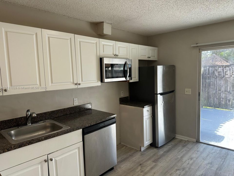 Vendido Recientemente: $265,000 (3 camas, 2 baños, 1312 Pies cuadrados)