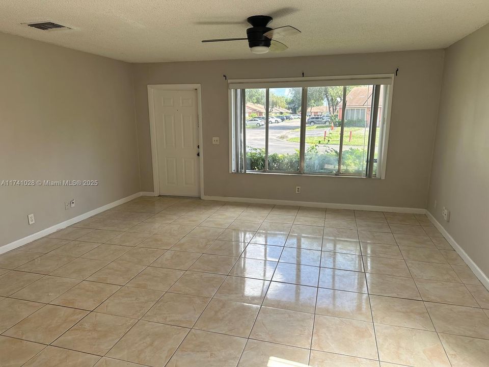 Vendido Recientemente: $265,000 (3 camas, 2 baños, 1312 Pies cuadrados)