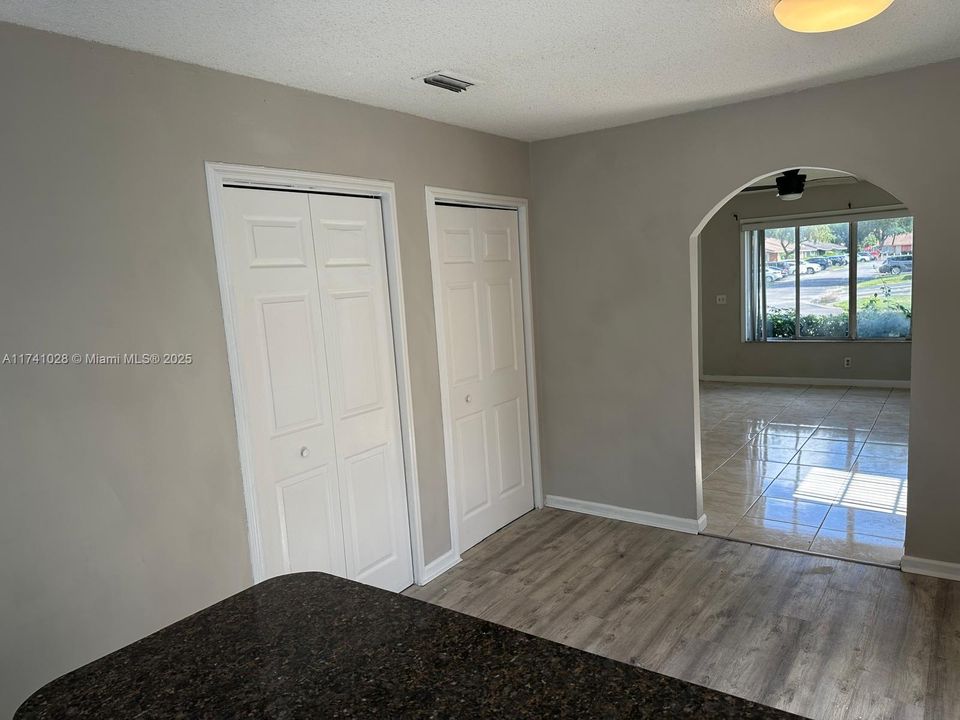 Vendido Recientemente: $265,000 (3 camas, 2 baños, 1312 Pies cuadrados)