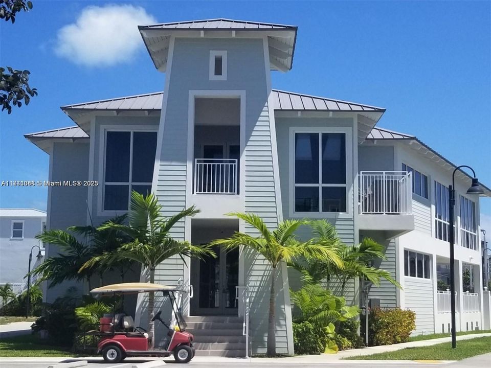 En Venta: $295,000 (0.04 acres)