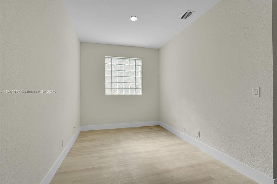 Vendido Recientemente: $720,000 (5 camas, 3 baños, 3119 Pies cuadrados)