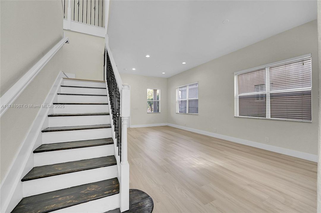 Vendido Recientemente: $720,000 (5 camas, 3 baños, 3119 Pies cuadrados)