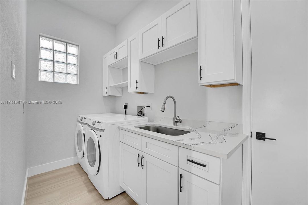 Vendido Recientemente: $720,000 (5 camas, 3 baños, 3119 Pies cuadrados)