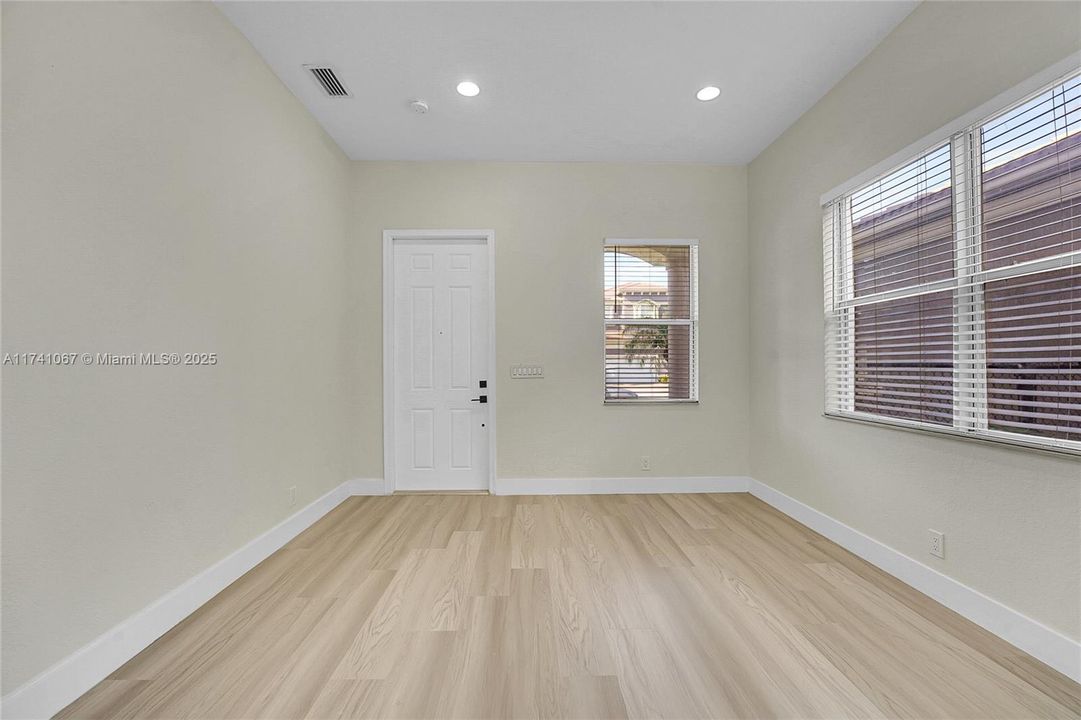 Vendido Recientemente: $720,000 (5 camas, 3 baños, 3119 Pies cuadrados)
