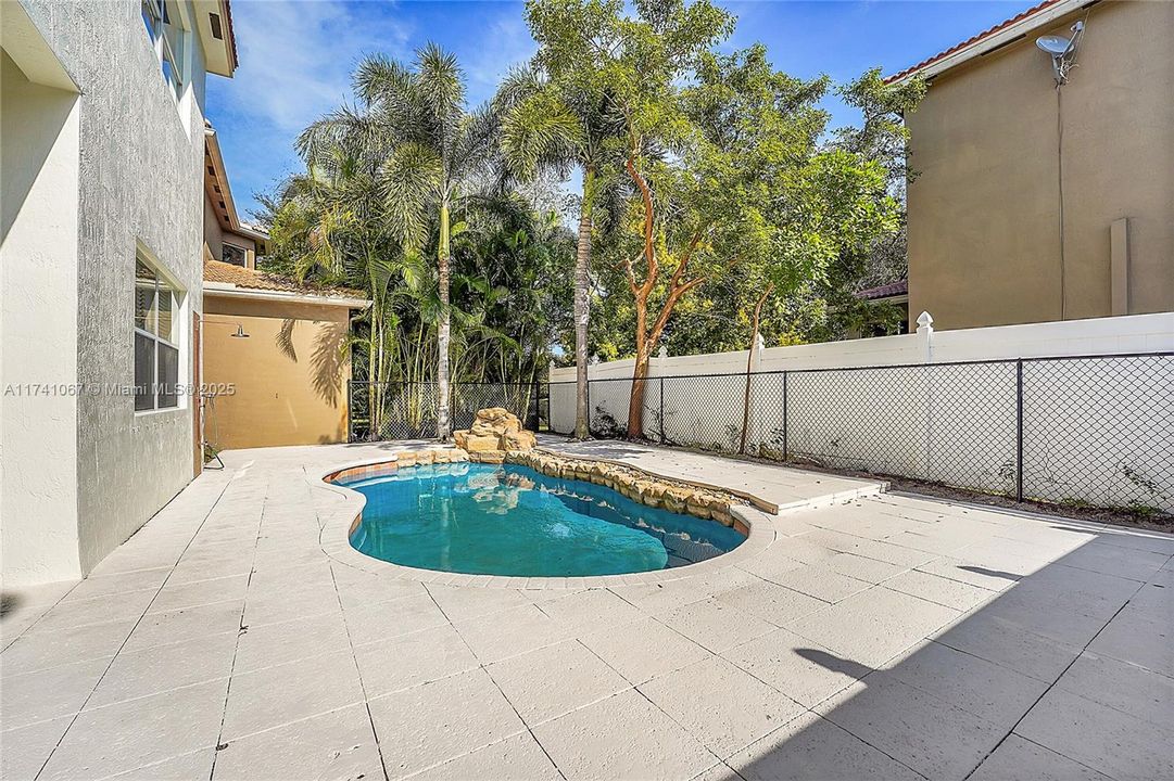Vendido Recientemente: $720,000 (5 camas, 3 baños, 3119 Pies cuadrados)