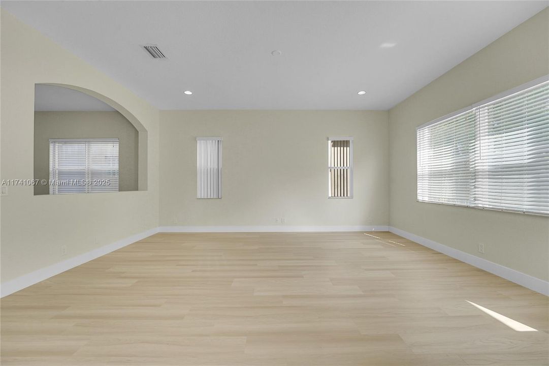 Vendido Recientemente: $720,000 (5 camas, 3 baños, 3119 Pies cuadrados)