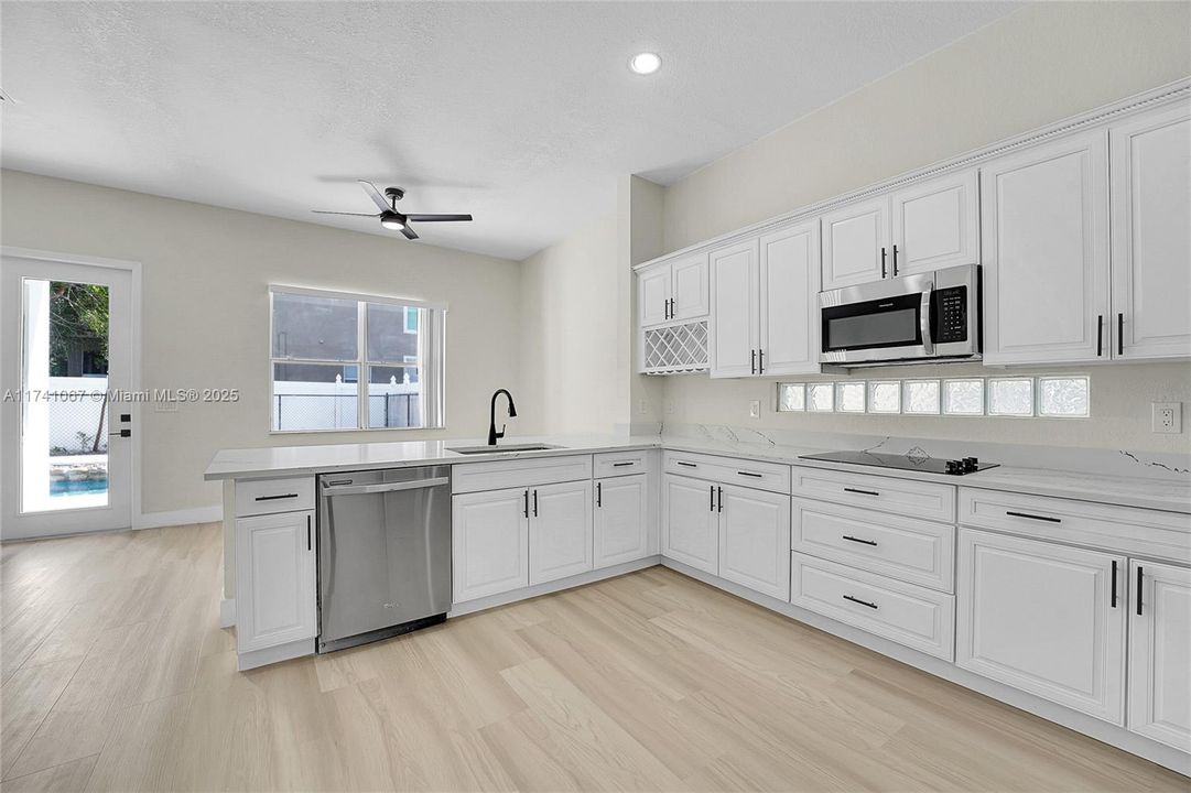 Vendido Recientemente: $720,000 (5 camas, 3 baños, 3119 Pies cuadrados)