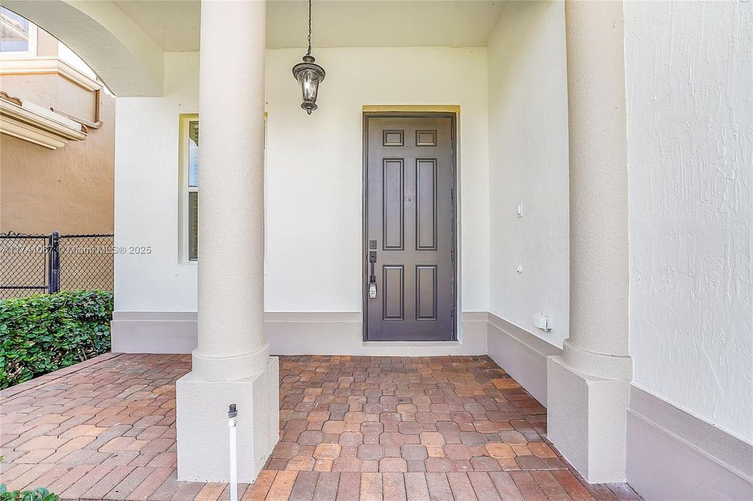 Vendido Recientemente: $720,000 (5 camas, 3 baños, 3119 Pies cuadrados)