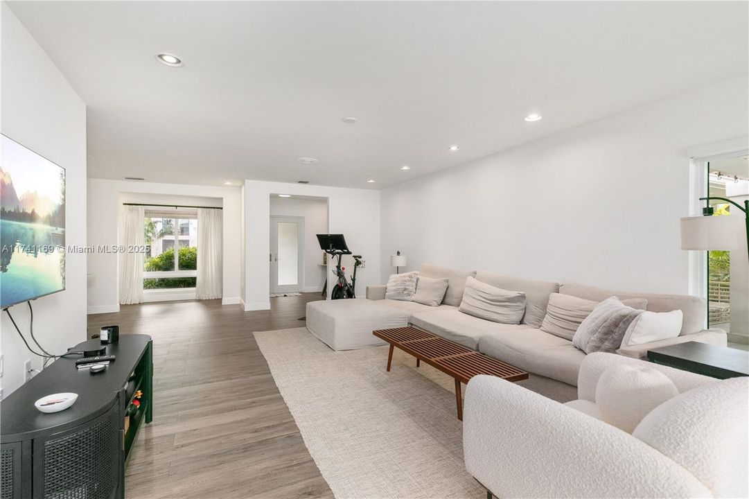 Recently Sold: $3,199,000 (4 beds, 3 baths, 2264 Square Feet)