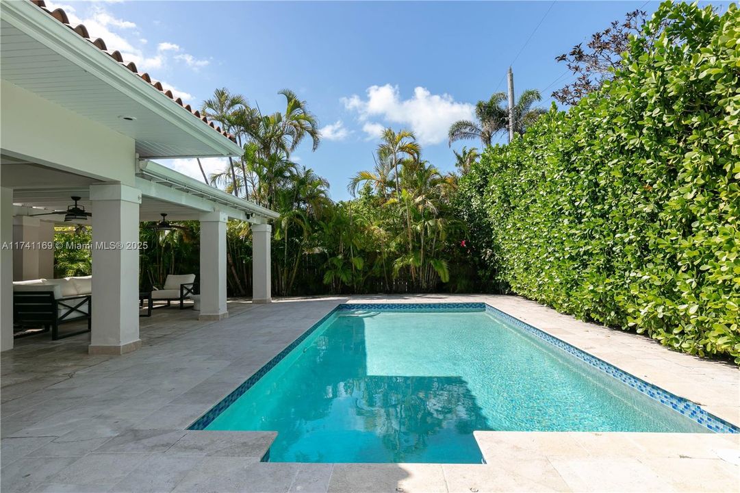 Recently Sold: $3,199,000 (4 beds, 3 baths, 2264 Square Feet)
