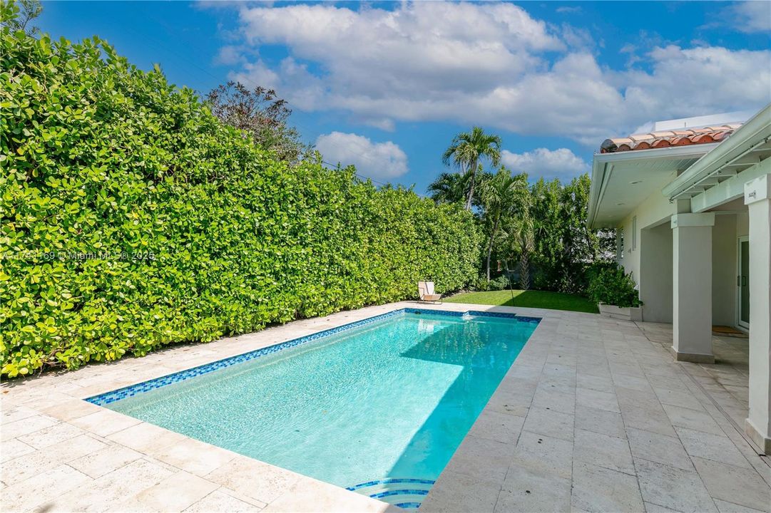 Recently Sold: $3,199,000 (4 beds, 3 baths, 2264 Square Feet)