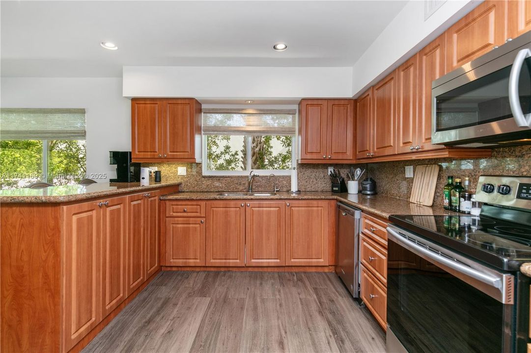 Recently Sold: $3,199,000 (4 beds, 3 baths, 2264 Square Feet)