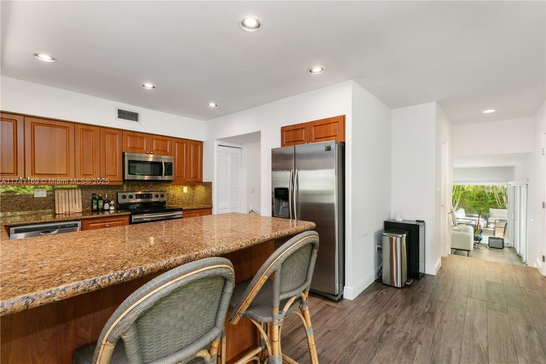 Recently Sold: $3,199,000 (4 beds, 3 baths, 2264 Square Feet)