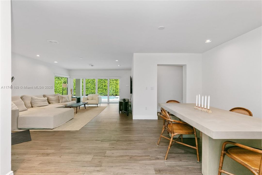 Recently Sold: $3,199,000 (4 beds, 3 baths, 2264 Square Feet)