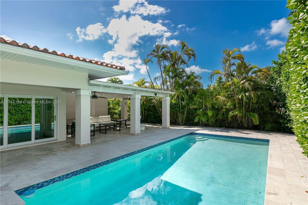 Recently Sold: $3,199,000 (4 beds, 3 baths, 2264 Square Feet)