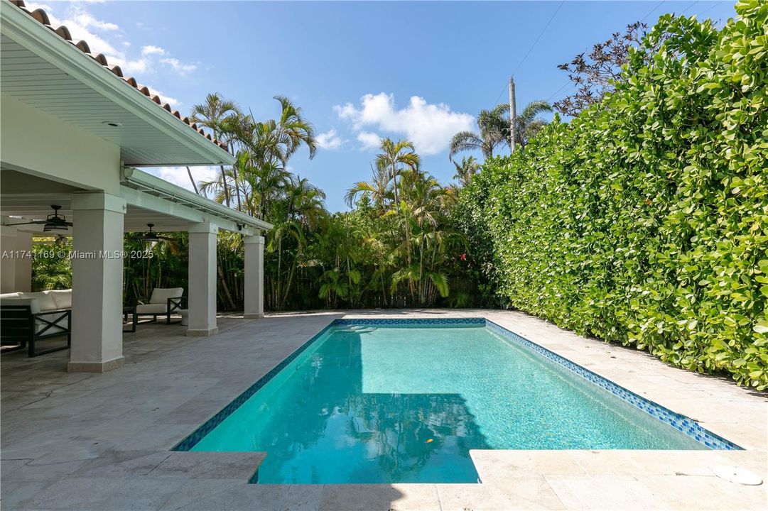 Recently Sold: $3,199,000 (4 beds, 3 baths, 2264 Square Feet)
