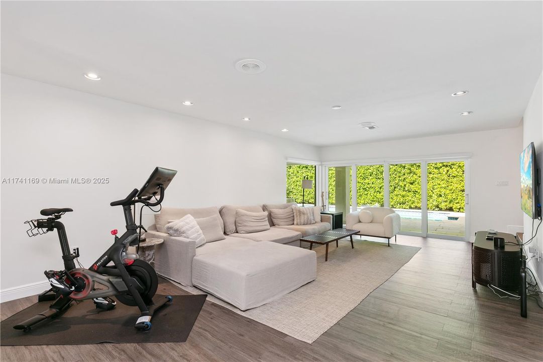 Recently Sold: $3,199,000 (4 beds, 3 baths, 2264 Square Feet)