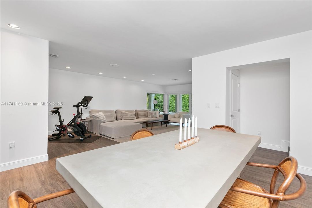 Recently Sold: $3,199,000 (4 beds, 3 baths, 2264 Square Feet)