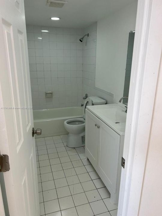 Active With Contract: $148,500 (2 beds, 2 baths, 920 Square Feet)