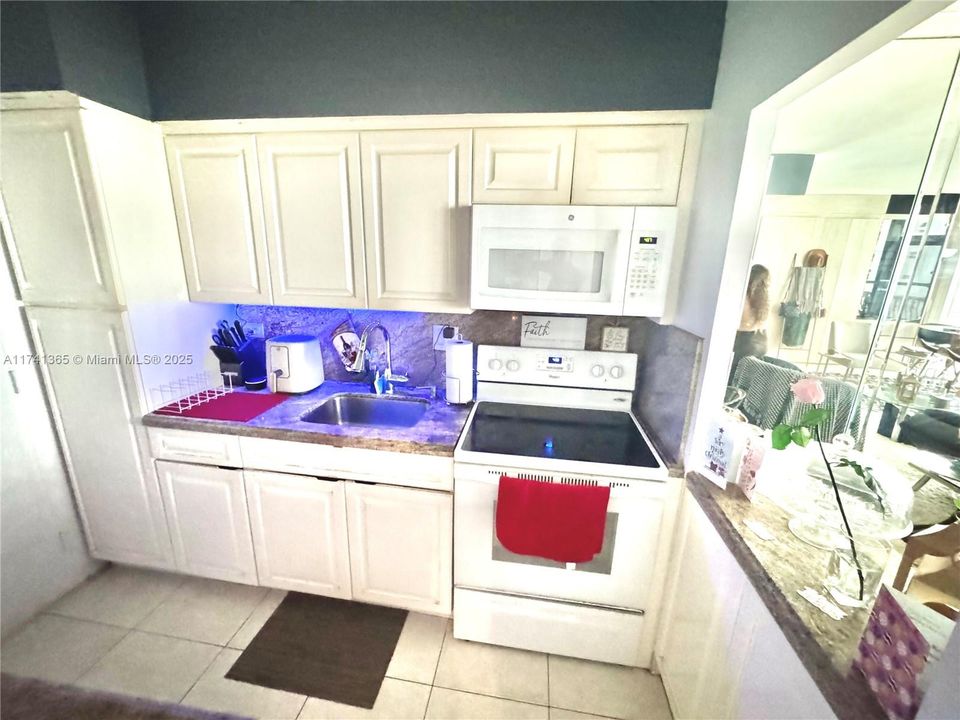 最近售出: $300,000 (0 贝兹, 1 浴室, 480 平方英尺)