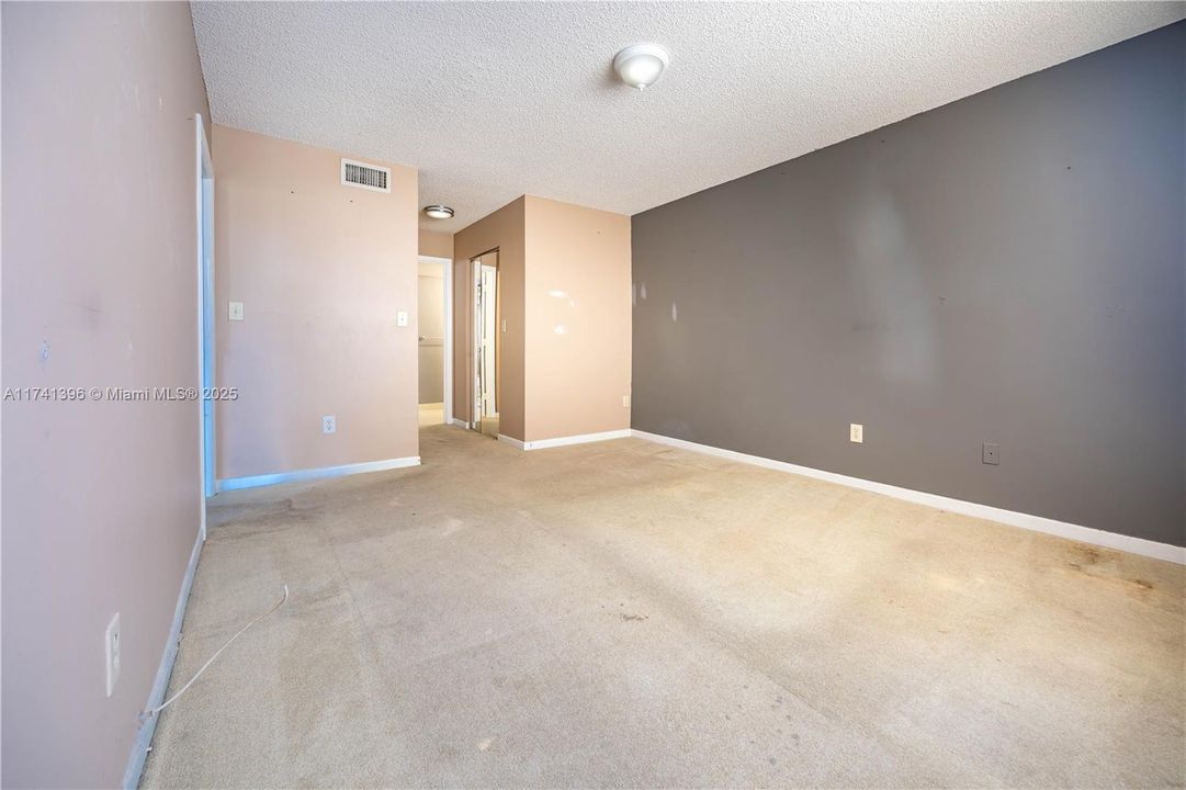 Active With Contract: $135,000 (2 beds, 2 baths, 1270 Square Feet)