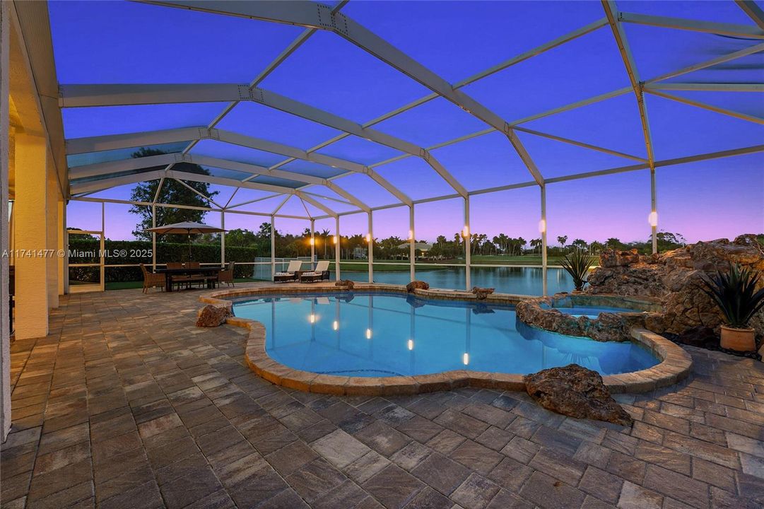 Недавно продано: $1,099,000 (6 спален, 4 ванн, 3974 Квадратных фут)