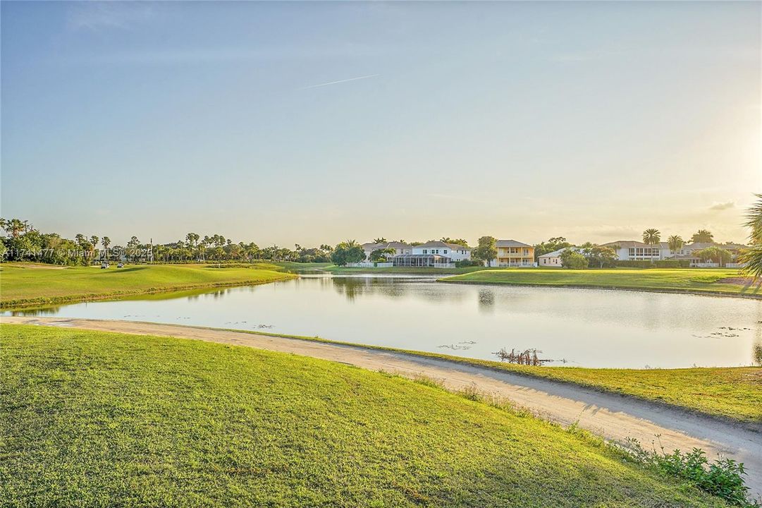 Недавно продано: $1,099,000 (6 спален, 4 ванн, 3974 Квадратных фут)