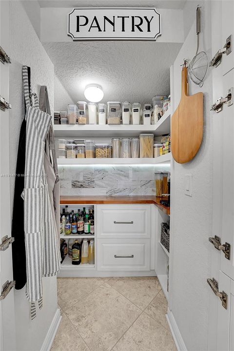 Недавно продано: $1,099,000 (6 спален, 4 ванн, 3974 Квадратных фут)