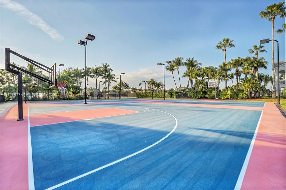 Недавно продано: $1,099,000 (6 спален, 4 ванн, 3974 Квадратных фут)