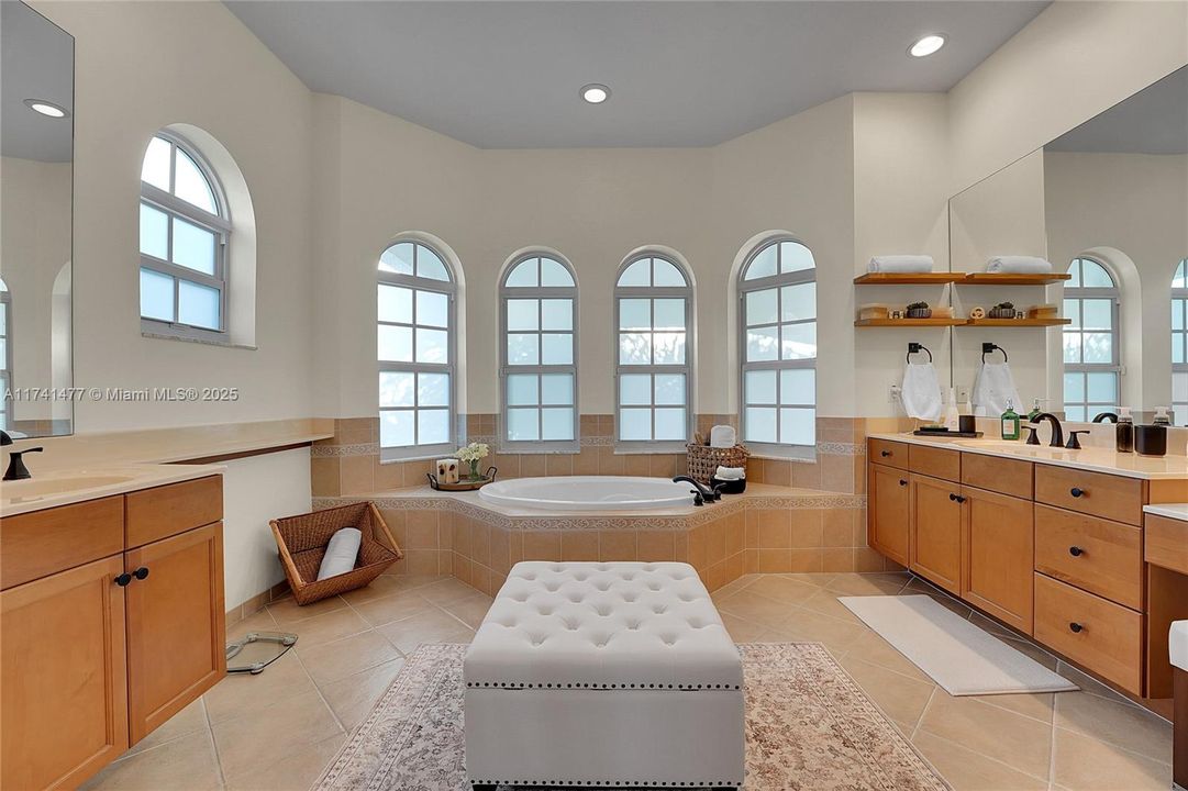 Недавно продано: $1,099,000 (6 спален, 4 ванн, 3974 Квадратных фут)