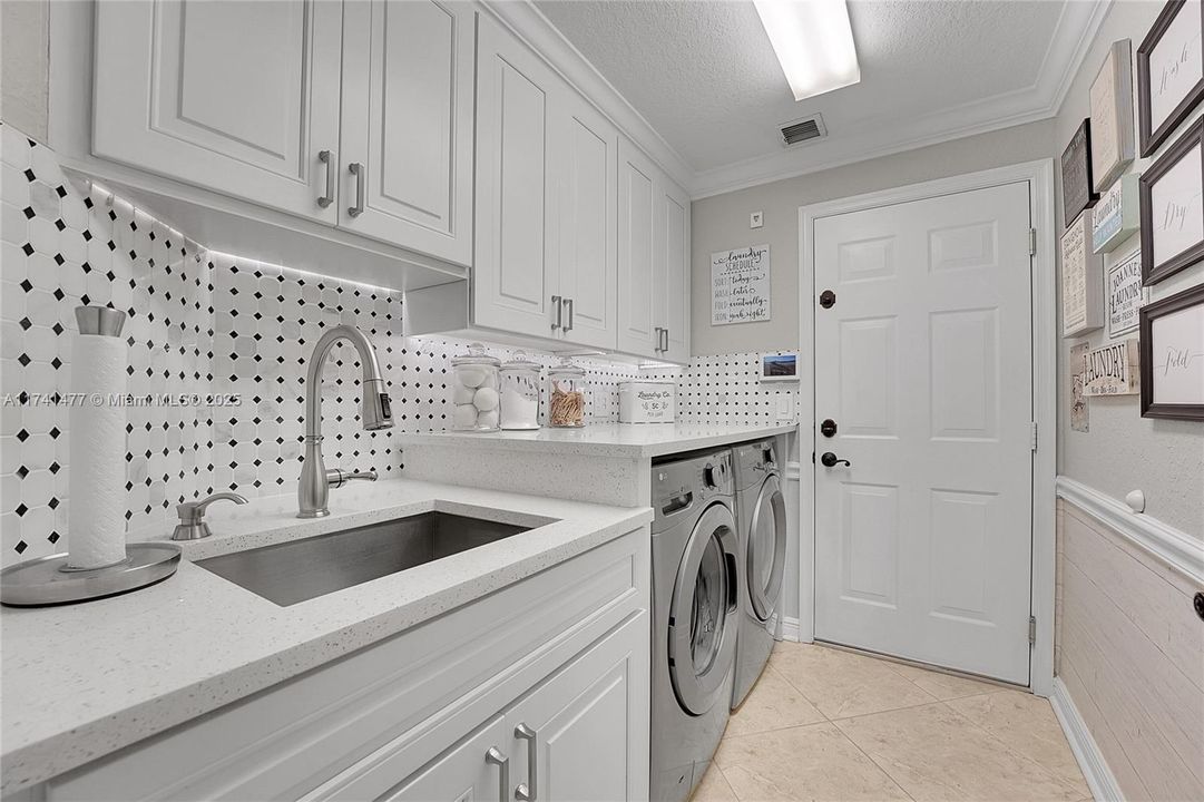 Недавно продано: $1,099,000 (6 спален, 4 ванн, 3974 Квадратных фут)