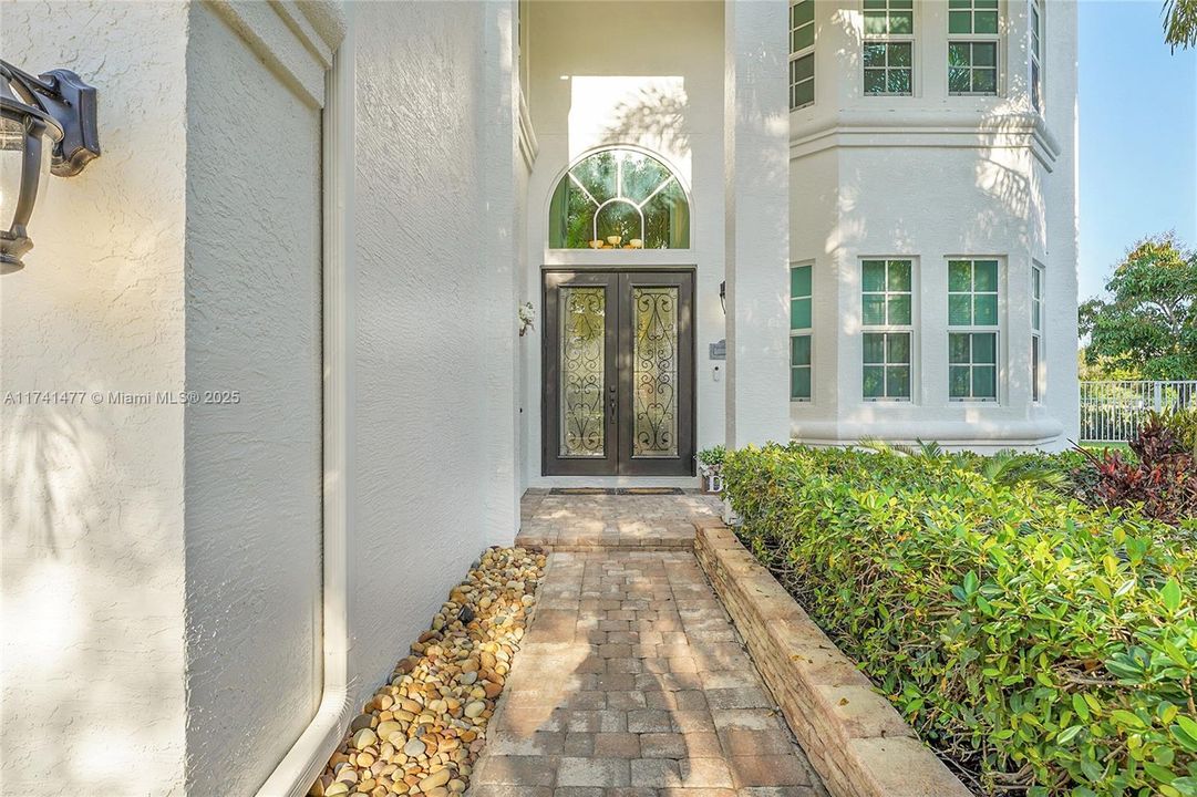 Недавно продано: $1,099,000 (6 спален, 4 ванн, 3974 Квадратных фут)