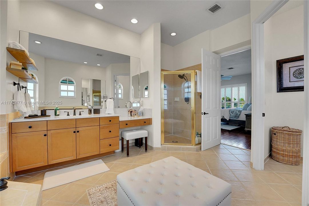 Недавно продано: $1,099,000 (6 спален, 4 ванн, 3974 Квадратных фут)