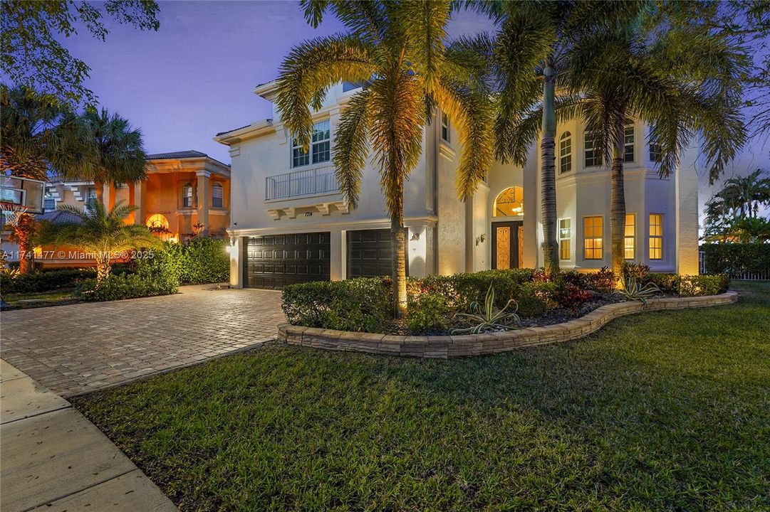 Недавно продано: $1,099,000 (6 спален, 4 ванн, 3974 Квадратных фут)